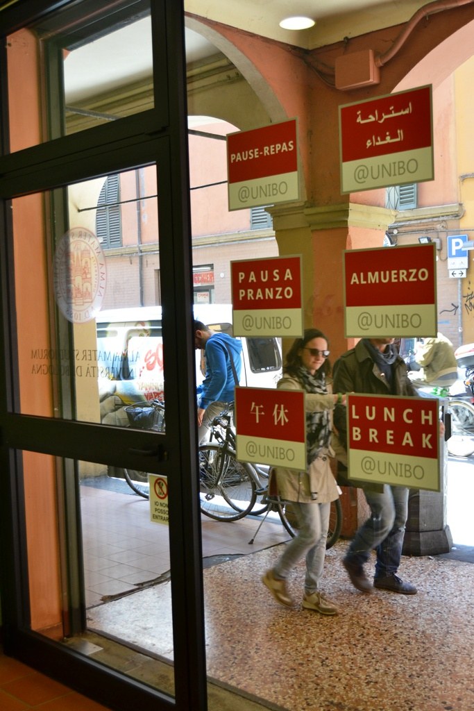 La pausa pranzo in via Petroni con il punto ristoro Unibo