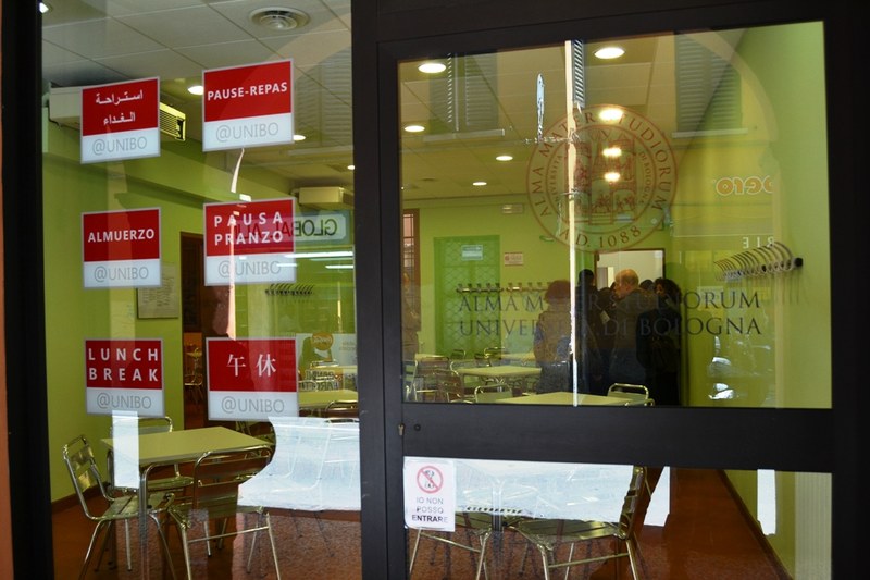 La pausa pranzo in via Petroni con il punto ristoro Unibo