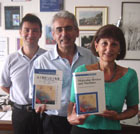 Vincenzo Balzani, Alberto Credi e Margherita Venturi con in mano l'edizione inglese e cinese della loro monografia sulle nanomacchine