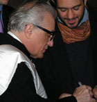 Martin Scorsese mentra firma gli autografi all'uscita dell'Aula Magna