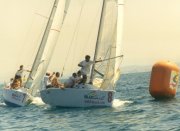 Una barca a vela durante il match race