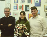 Da sinistra: Vincenzo Balzani, Serena Silvi, Alberto Credi. La dottoressa Silvi tiene in mano un modello dell'ascensore molecolare, ingrandito 100 milioni di volte rispetto alla molecola reale. Credit: A. Credi, UniBo