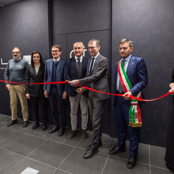 Taglio del nastro del laboratorio