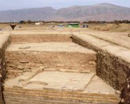 Nella piana di Persepoli emerge un'antica torre costruita da Ciro il Grande