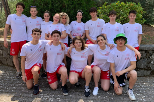 In foto: Domenico Giampaolo, Simone Ravagli, Silvia Gualandi, Elena Rossi, Alessandro Leone. Dietro da sinistra: Davide Campagnoli, Andrea Montalti, Laura Casagrande, Marialaura Grasso, Veronica Arrighi, Irene Mengoli, Christian Degli Esposti, Gianmarco Antinori, Gianluca Ghini