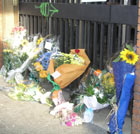 I fiori deposti dagli studenti di fronte all'ingresso di matematica