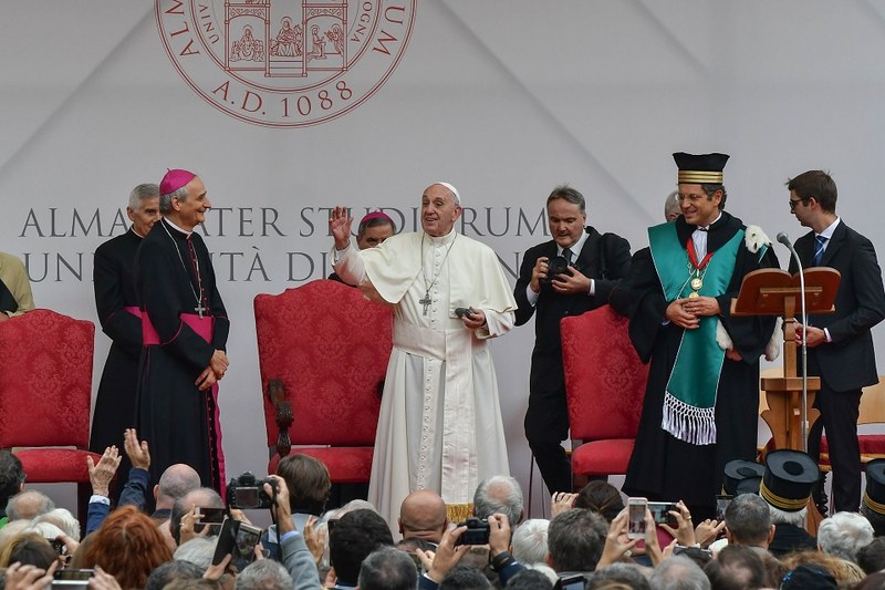 I saluti finali del Santo Padre (Foto Schiassi)