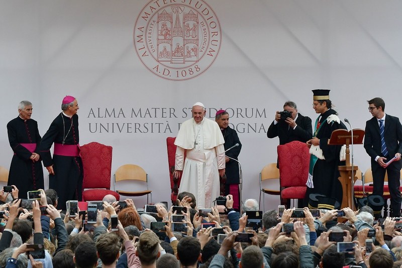 Il Santo Padre arriva sul palco e saluta la comunità universitaria (Foto Schiassi)