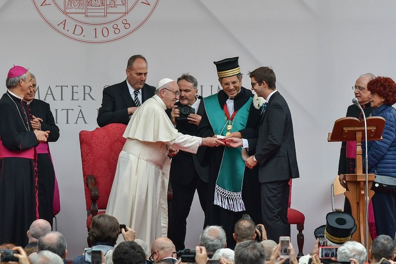 Il saluto tra Papa Francesco, il Rettore Ubertini e Davide Leardini (Foto Schiassi)
