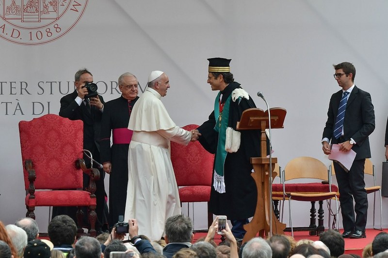 I saluti tra il Rettore e il Santo Padre (Foto Schiassi)