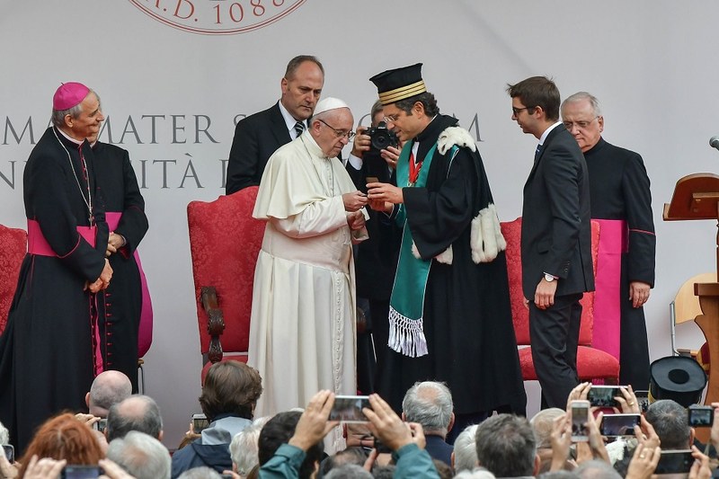 Il Rettore consegna al Santo Padre il Sigillum Magnum, la massima onorificenza dell'Alma Mater (Foto Schiassi)