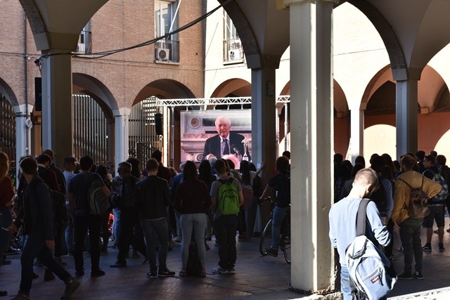 Studenti in Piazza Scaravilli per Piero Angela - Foto di Massimo Matera 