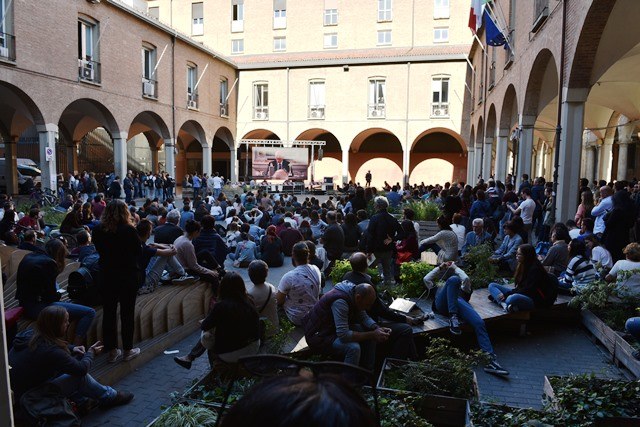 Studenti in Piazza Scaravilli per Piero Angela - Foto di Massimo Matera 