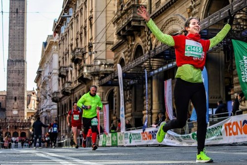ragazza che corre per Bologna