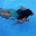 Una ragazza in piscina