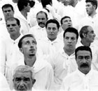 Persone che guardano in alto