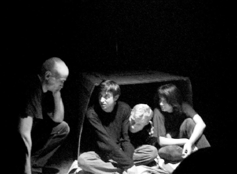 Teatr.doc: La guerra dei Moldavi per una scatola di cartone (foto di Gilles Morel)