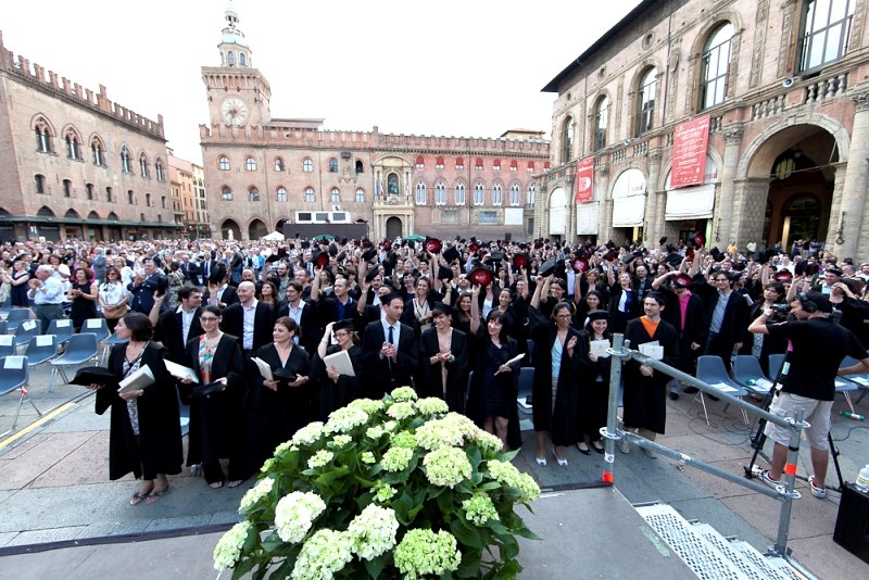 Tocchi e toghe in Piazza Maggiore