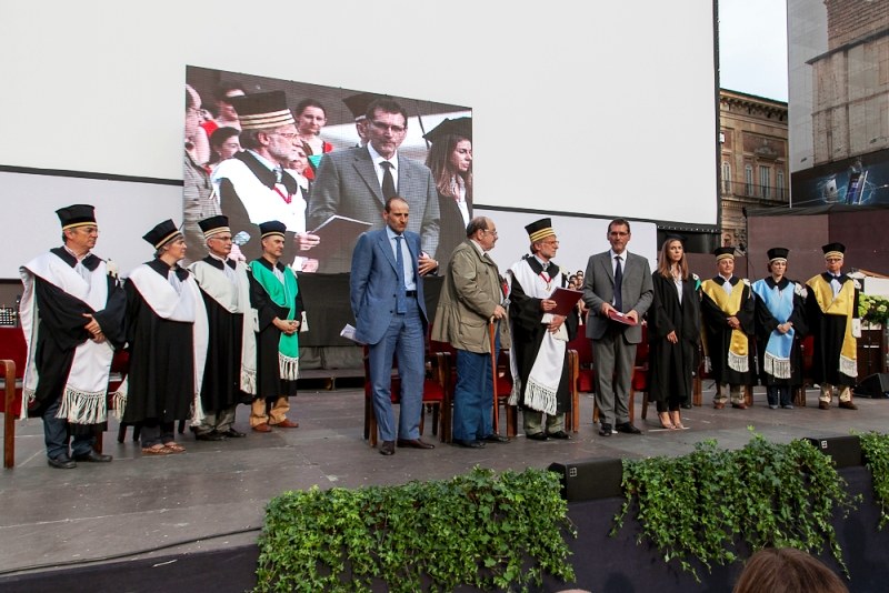 Tocchi e toghe in Piazza Maggiore