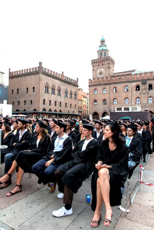 Tocchi e toghe in Piazza Maggiore