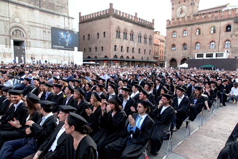 Tocchi e toghe in Piazza Maggiore