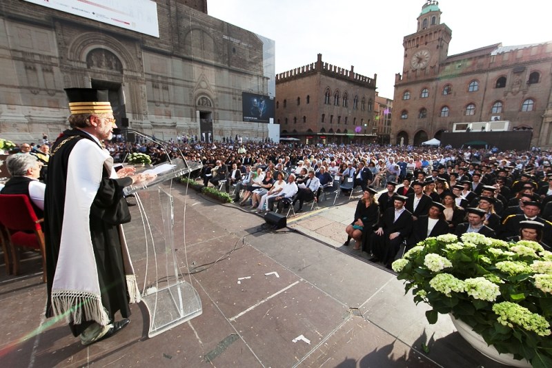 Tocchi e toghe in Piazza Maggiore