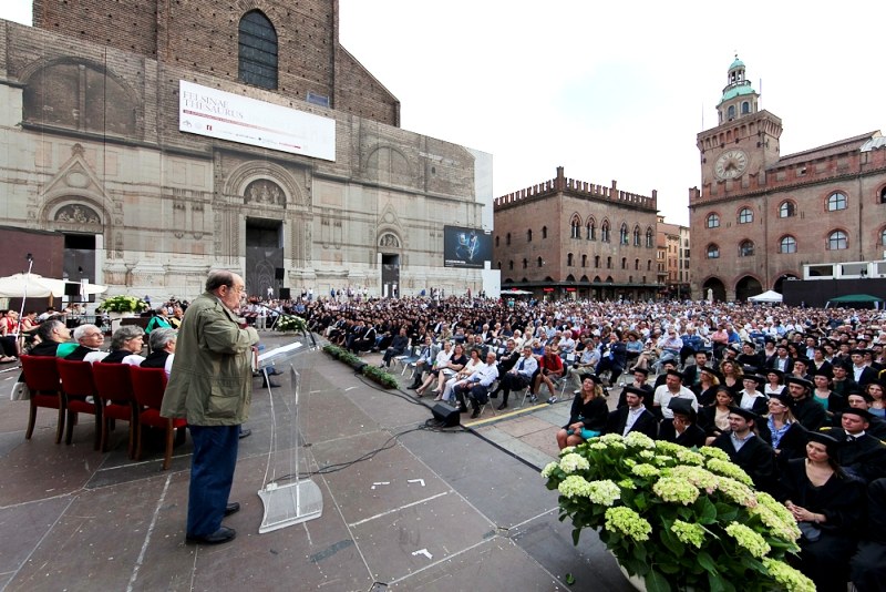 Tocchi e toghe in Piazza Maggiore