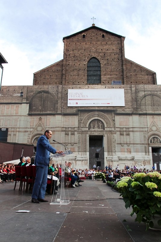 Tocchi e toghe in Piazza Maggiore
