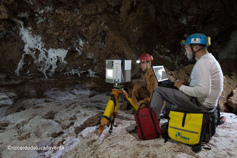 Laserscanner in opera nella Cueva Cressi, la più grande grotta nel sale di Atacama - Foto Riccardo De Luca, La Venta Esplorazioni Geografiche