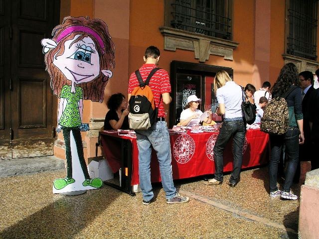 I banchetti informativi sotto i portici di via Zamboni