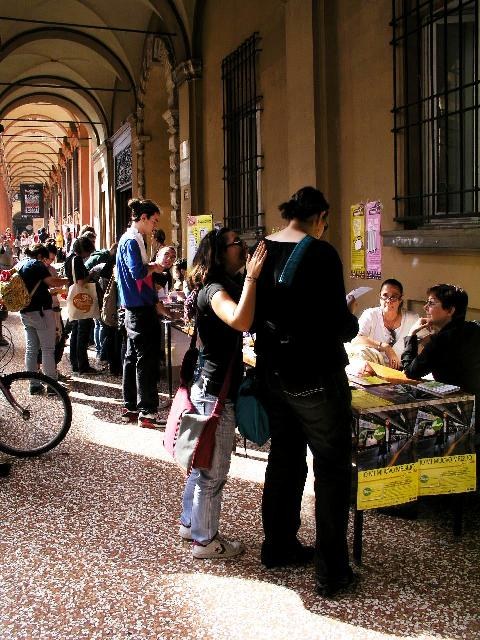 I banchetti informativi sotto i portici di via Zamboni