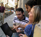 Utenti di Iperbole wireless in via Zamboni